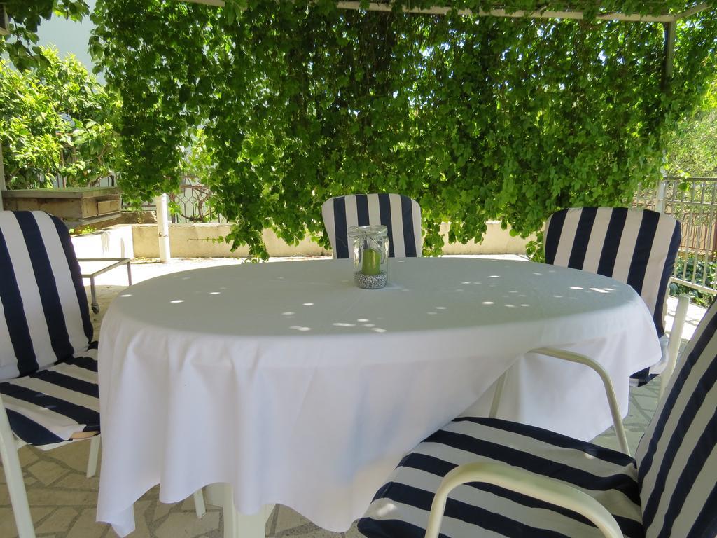 Apartments Lovric - 30 Meters To The Beach Trogir Exterior photo